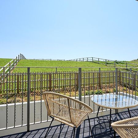 Spacious 1 Bed Apt - Stunning Views & Private Parking - 5 Mins To Beach - Dog Friendly - Close To Ventnor, Shanklin & Sandown - Ideal For Friends, Families & Business Travellers - Sleeps Up To 4 Guests - Managed By "Greenstay Serviced Accommodation" Bonchurch Exteriér fotografie
