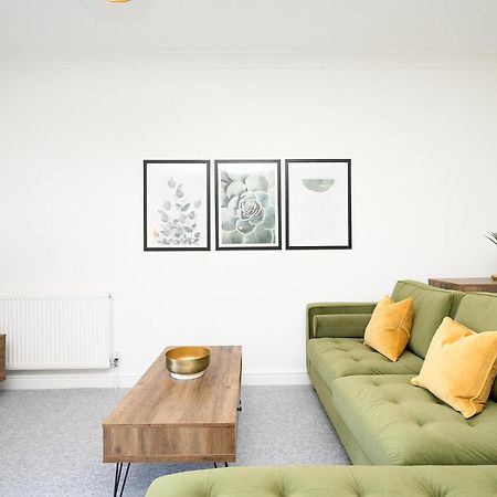 Spacious 1 Bed Apt - Stunning Views & Private Parking - 5 Mins To Beach - Dog Friendly - Close To Ventnor, Shanklin & Sandown - Ideal For Friends, Families & Business Travellers - Sleeps Up To 4 Guests - Managed By "Greenstay Serviced Accommodation" Bonchurch Exteriér fotografie