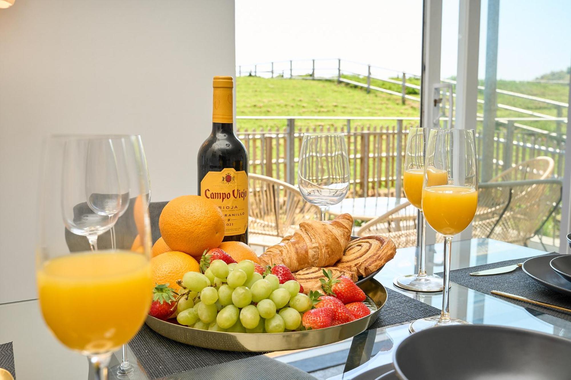 Spacious 1 Bed Apt - Stunning Views & Private Parking - 5 Mins To Beach - Dog Friendly - Close To Ventnor, Shanklin & Sandown - Ideal For Friends, Families & Business Travellers - Sleeps Up To 4 Guests - Managed By "Greenstay Serviced Accommodation" Bonchurch Exteriér fotografie