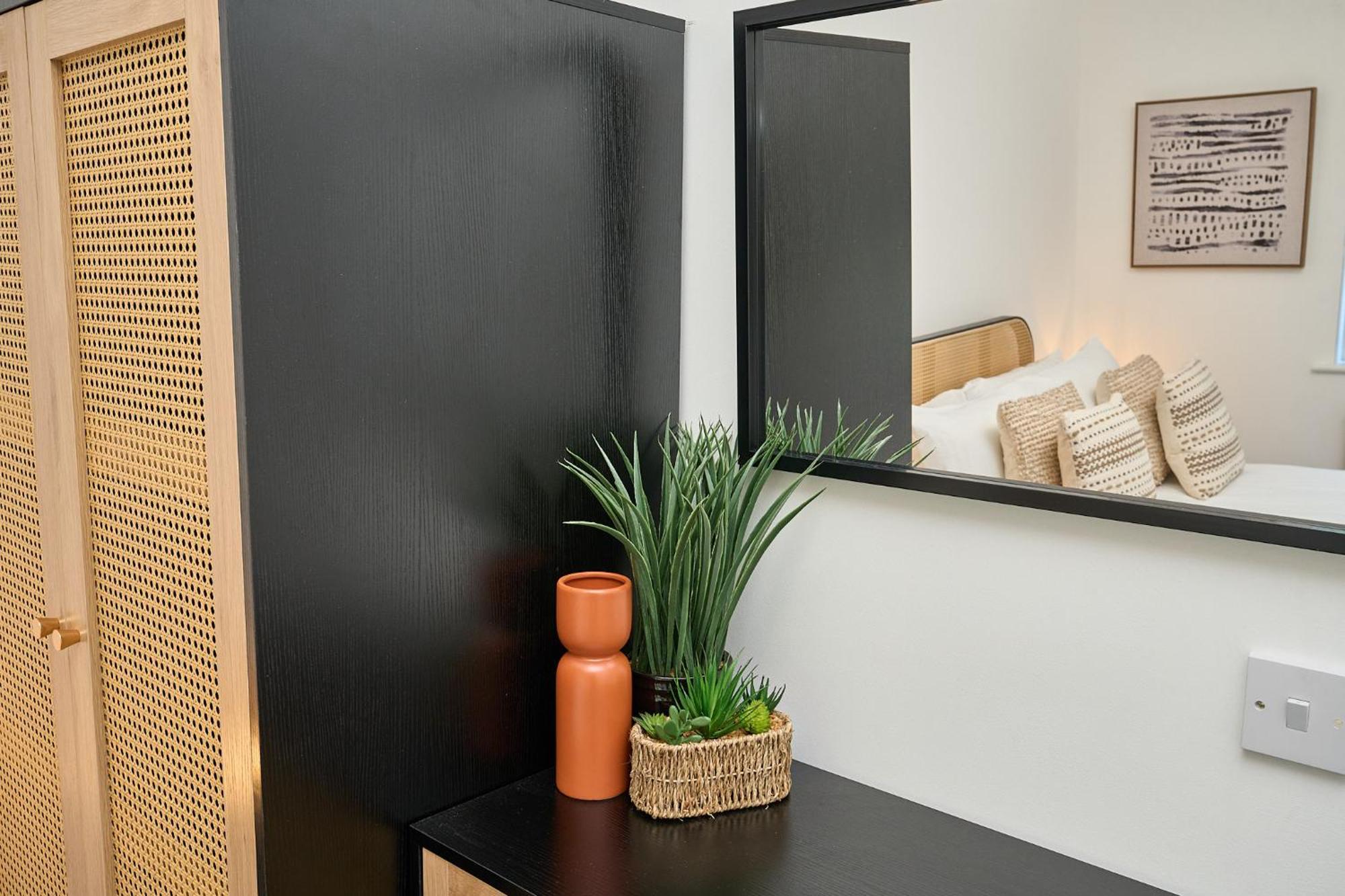 Spacious 1 Bed Apt - Stunning Views & Private Parking - 5 Mins To Beach - Dog Friendly - Close To Ventnor, Shanklin & Sandown - Ideal For Friends, Families & Business Travellers - Sleeps Up To 4 Guests - Managed By "Greenstay Serviced Accommodation" Bonchurch Exteriér fotografie