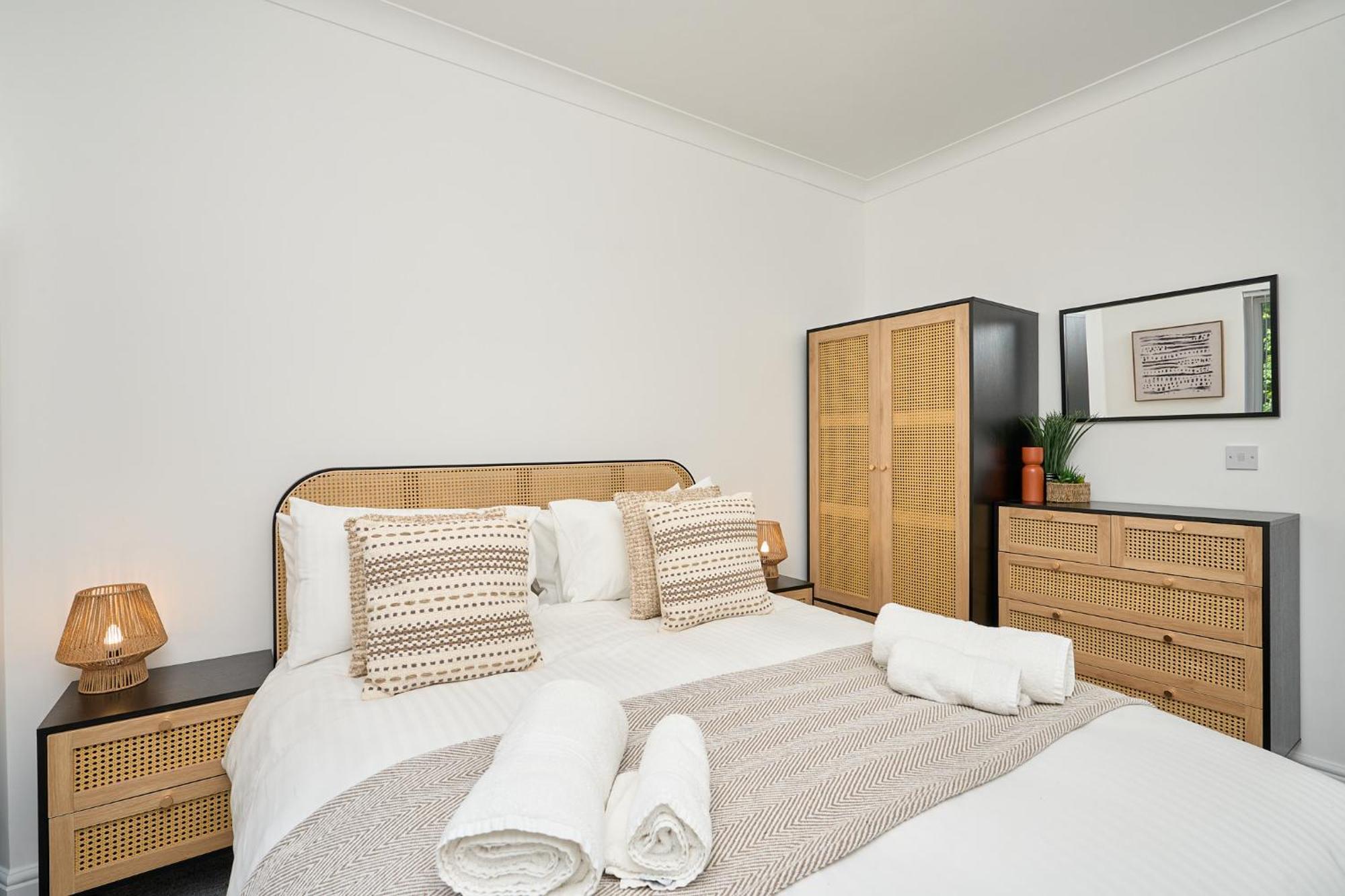 Spacious 1 Bed Apt - Stunning Views & Private Parking - 5 Mins To Beach - Dog Friendly - Close To Ventnor, Shanklin & Sandown - Ideal For Friends, Families & Business Travellers - Sleeps Up To 4 Guests - Managed By "Greenstay Serviced Accommodation" Bonchurch Exteriér fotografie