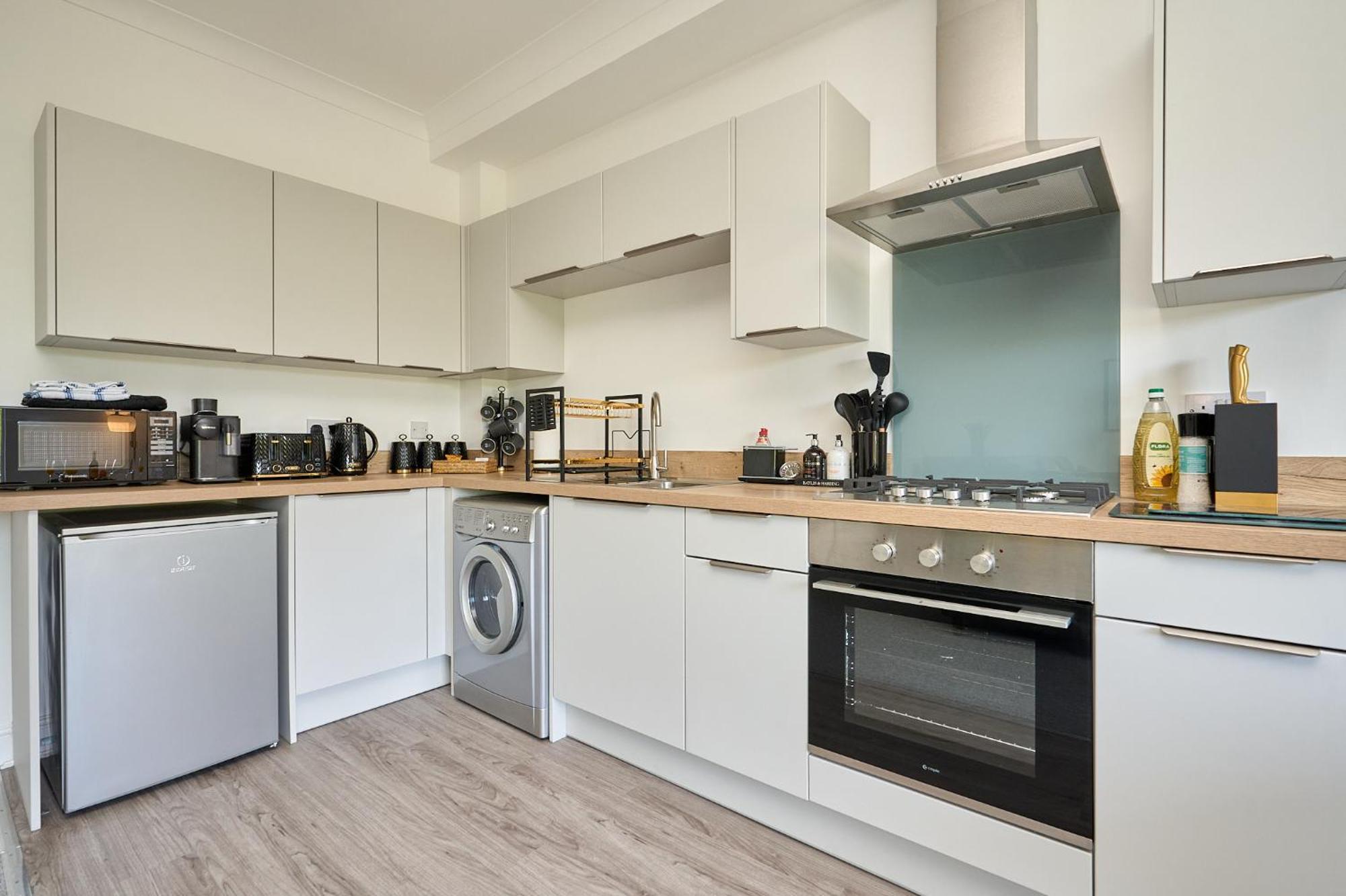 Spacious 1 Bed Apt - Stunning Views & Private Parking - 5 Mins To Beach - Dog Friendly - Close To Ventnor, Shanklin & Sandown - Ideal For Friends, Families & Business Travellers - Sleeps Up To 4 Guests - Managed By "Greenstay Serviced Accommodation" Bonchurch Exteriér fotografie