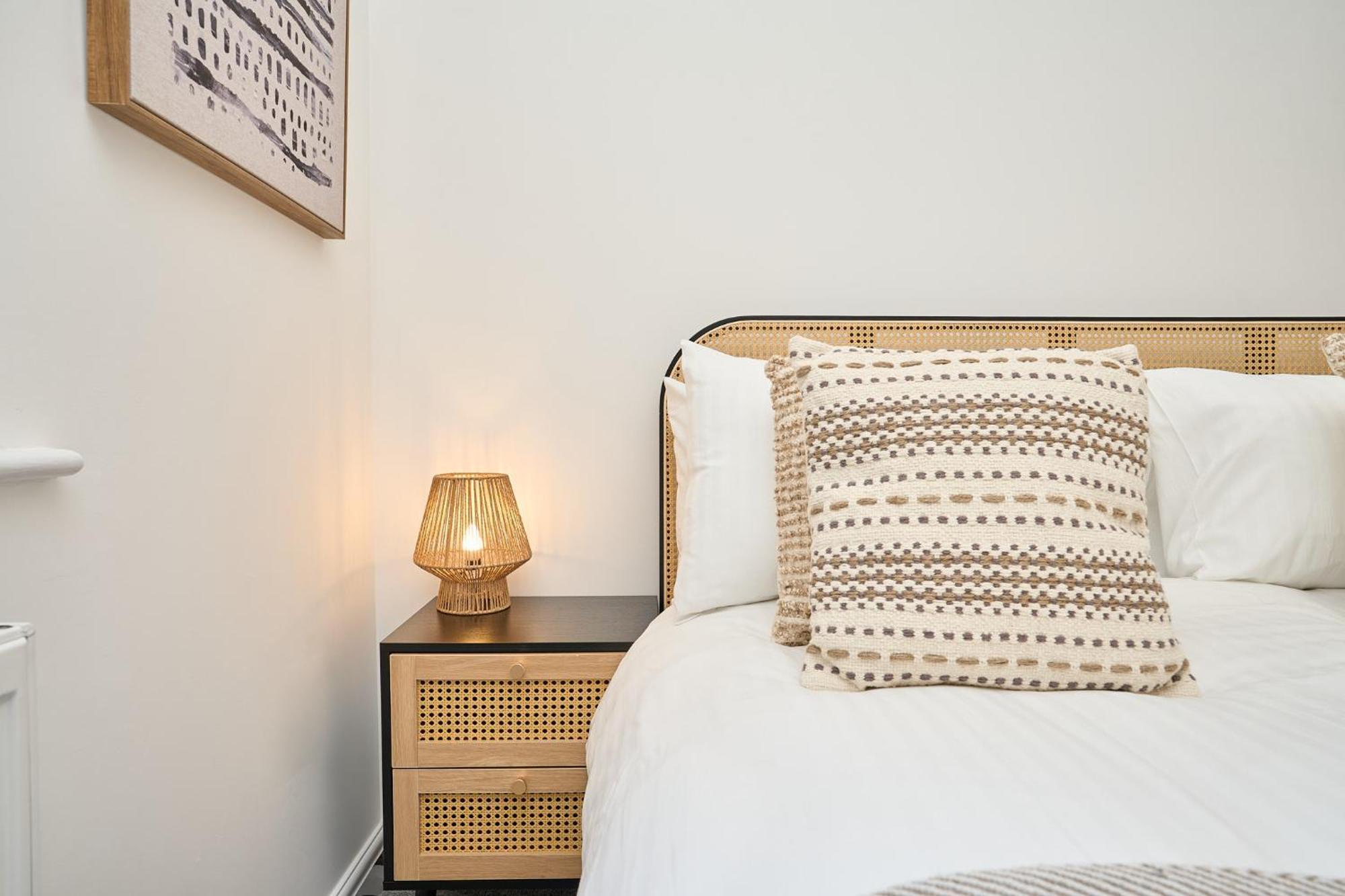 Spacious 1 Bed Apt - Stunning Views & Private Parking - 5 Mins To Beach - Dog Friendly - Close To Ventnor, Shanklin & Sandown - Ideal For Friends, Families & Business Travellers - Sleeps Up To 4 Guests - Managed By "Greenstay Serviced Accommodation" Bonchurch Exteriér fotografie
